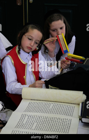 Megillah lesen auf Purim-Urlaub in der Synagoge der Gemeinde Premishlan in Bnei Brak Stockfoto