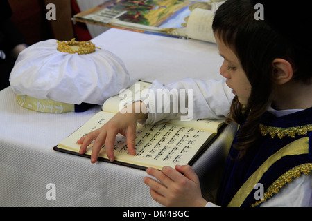 Megillah lesen auf Purim-Urlaub in der Synagoge der Gemeinde Premishlan in Bnei Brak Stockfoto