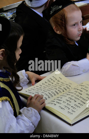 Megillah lesen auf Purim-Urlaub in der Synagoge der Gemeinde Premishlan in Bnei Brak Stockfoto