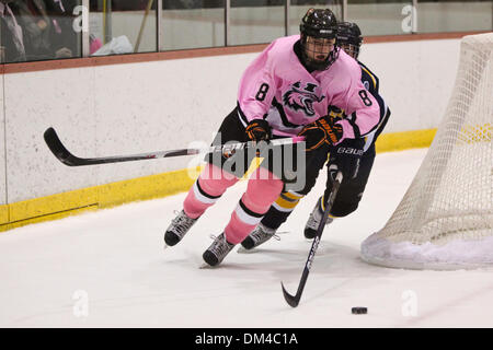 RIT Chris Tanev (8) bewegt sich um Bentley Brett Hartung (10) während der ersten Periode. Bentley führt das Spiel 2: 1 Frank Ritter Memorial Arena in Rochester, NY, USA; (Kredit-Bild: © Nicholas Serrata/Southcreek Global/ZUMApress.com) Stockfoto