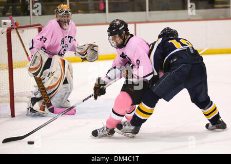 RIT Chris Tanev (8) bewegt sich um Bentley Joe Campanelli (16) als RIT Torwart Jared Demichiel (33) in der dritten Periode. Bentley gewann das Spiel mit 5: 4 Frank Ritter Memorial Arena in Rochester, NY, USA; (Kredit-Bild: © Nicholas Serrata/Southcreek Global/ZUMApress.com) Stockfoto