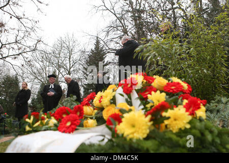 Berlin, Deutschland. 11. Dezember 2013. Die Menschen gehen durch Kränze während der Einweihung des Denkmals von John Rabe in Berlin, Deutschland, am 11. Dezember 2013. Eröffnungsfeier der Gedenkfriedhof widmet sich Siemens Geschäftsmann John Rabe, die Leben von Hunderten von Tausenden von Chinesen in Nanjing während des zweiten Weltkriegs gerettet, war am Mittwoch in Berlin statt. (Xinhua/Zhang Fan) Bildnachweis: Zhang Fan/Xinhua/Alamy Live-Nachrichten Stockfoto