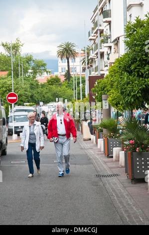 Zwei ältere Touristen Fuß die Straßen von Antibes, Südostfrankreich Stockfoto
