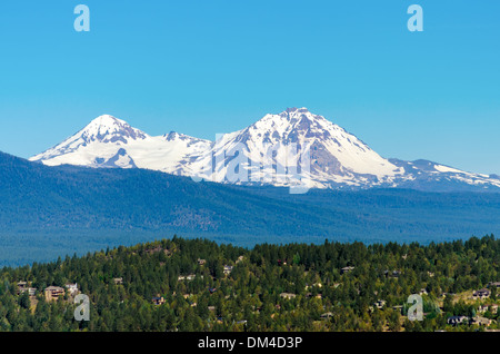 Blick auf den Schnee bedeckt drei Schwestern Berge in der Cascade Range Stockfoto