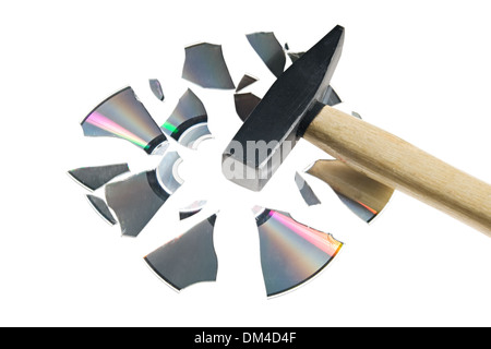 Defekte CD mit einem Hammer isoliert auf weiß Stockfoto