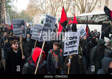 London, UK. 11. Dezember 2013. Studenten Mülltonnen in Brand gesetzt und versuchen, ihren Weg in Senate House Library zu zerschlagen, während die Cops off Campus Protest. Stockfoto