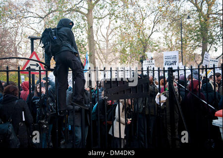 London, UK. 11. Dezember 2013. Studenten Mülltonnen in Brand gesetzt und versuchen, ihren Weg in Senate House Library zu zerschlagen, während die Cops off Campus Protest. Bildnachweis: Pete Maclaine/Alamy Live-Nachrichten Stockfoto
