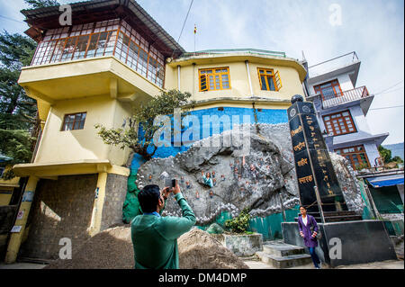 1. Februar 2013 - Mcleod Ganj, Himachal Pradesh, Indien - tibetischen Buddhismus im Exil... Besucher fotografieren am tibetischen Holocaust-Mahnmal außerhalb das Tibet Museum befindet sich im Inneren der Tsuglagkhang Complex The Dalai Lama seinen Wohnsitz in McLeodGanj und der Sitz der tibetischen Zentralverwaltung (der tibetischen Regierung im Exil) sind in Dharamshala, Indien. Das Tibet Museum erzieht Besucher über tibetische Geschichte und Kultur und das Bewusstsein für die Besetzung von Tibet und die anhaltenden Menschenrechtsverletzungen durch China. .. Zusammenfassung der Geschichte: der tibetische Buddhismus ist gesund und munter, außerhalb des Stockfoto