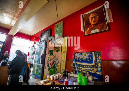 1. Februar 2013 - Mcleod Ganj, Himachal Pradesh, Indien - tibetischen Buddhismus im Exil... Ein Portrait des 14. Dalai Lama hängt in einem Café in McLeodGanj und der Sitz der tibetischen Zentralverwaltung (der tibetischen Regierung im Exil) sind in Dharamshala, Indien. .. Zusammenfassung der Geschichte: der tibetische Buddhismus ist gesund und munter, außerhalb von Tibet. Die Religion und die Kultur des tibetischen Volkes blüht in den Gemeinden auf der ganzen Welt wie im Exil tibetischer geistiger Führer der Dalai Lama sagte Â €˜would nicht passiert, auf diese Weise wenn China nicht gestreut hatte sein Volk, die wind.â€™ nach dem chinesischen c Stockfoto