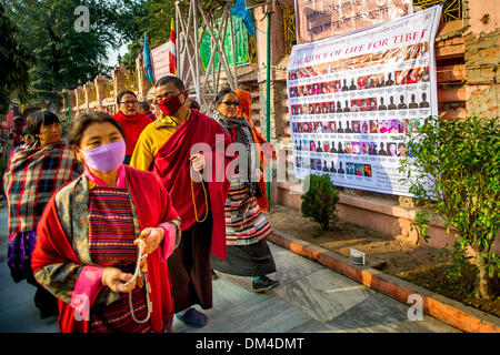 14. Januar 2013 - Bodh Gaya, Bihar, Indien - tibetischen Buddhismus im Exil... Besucher und Pilger übergeben Sie eine Anzeige in Bodh Gaya, Indien, der Märtyrer tibetischen Buddhisten begangene Suiside von self-Immolation, chinesische Unterdrückung zu protestieren. Bodh Gaya, religiöse Stätte, Mahabodhi Tempelkomplex ist ein UNESCO-Weltkulturerbe in Gaya-Distrikt im indischen Bundesstaat Bihar., wo Gautama Buddha, unter dem Bodi Baum erleuchtet wurde... Zusammenfassung der Geschichte: der tibetische Buddhismus ist gesund und munter, außerhalb von Tibet. Die Religion und die Kultur des tibetischen Volkes blüht in den Gemeinden auf der ganzen Welt als Exil Tibet Stockfoto