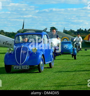 Fiat Topolino motor Oldtimer gefolgt von RAC Motorrad und Beiwagen aus der Shuttleworth Collection. Biggleswade, Betten, UK Stockfoto