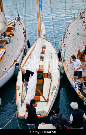 Teilnehmer helfen sich gegenseitig die Yacht auf Wettkämpfe, Antibes, Südostfrankreich vorbereiten Stockfoto