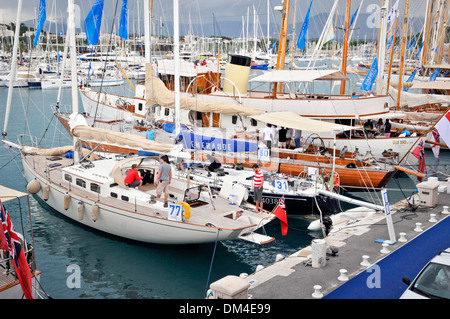 Auf der Anklagebank des Vereins Yachten aus verschiedenen Ländern, Antibes, Südostfrankreich Stockfoto