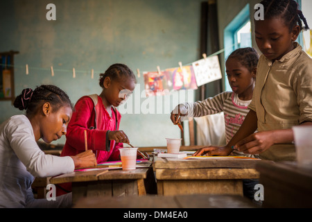 Studenten im Kunstunterricht in Fenerive Est, Madagaskar. Stockfoto