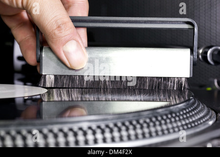 Reinigung von Vinyl-Schallplatte. Pinsel in der hand Stockfoto