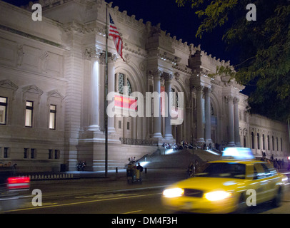 Eine Nachtansicht des Metropolitan Museum of Art an der Fifth Avenue in New York City, USA Stockfoto