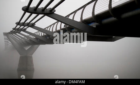 London, UK. 11. Dezember 2013.  Dicker Nebel über der Themse und Millennium Brücke versteckt der Stadt, so dass es schwierig für Pendler heute Morgen. Bildnachweis: Objektivschutz/Alamy Live-Nachrichten Stockfoto