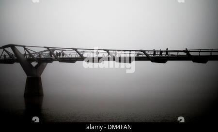 London, UK. 11. Dezember 2013.  Dicker Nebel über der Themse und Millennium Brücke versteckt der Stadt, so dass es schwierig für Pendler heute Morgen. Bildnachweis: Objektivschutz/Alamy Live-Nachrichten Stockfoto