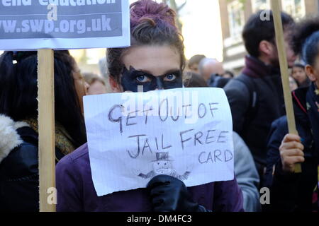 London, UK. 11. Dezember 2013. Studenten in London protest gegen Kürzungen und früheren Polizeigewalt. Beginnend mit einer Demo am UCL und SOAS sie späteren Marsch durch zentrale London Credit: Rachel Megawhat/Alamy Live News Stockfoto