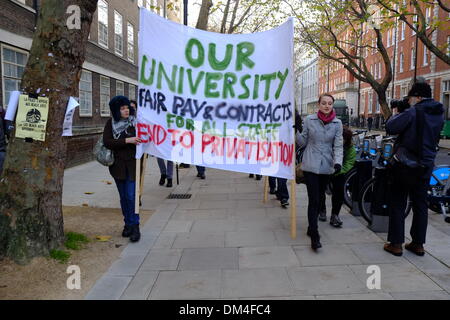 London, UK. 11. Dezember 2013. Studenten in London protest gegen Kürzungen und früheren Polizeigewalt. Beginnend mit einer Demo am UCL und SOAS sie späteren Marsch durch zentrale London Credit: Rachel Megawhat/Alamy Live News Stockfoto