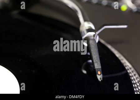 DJ-Plattenspieler-Nadel und auf Schallplatte Stockfoto