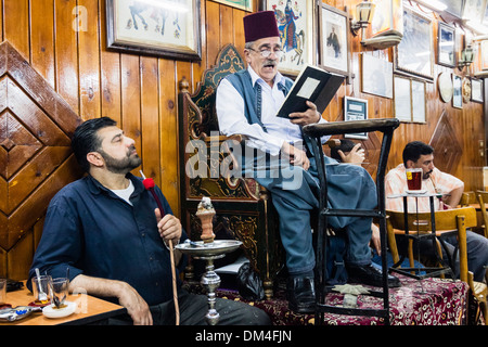 Schattigen Abu, der letzte der Hakawati die sagenumwobenen Geschichtenerzähler von Damaskus erklingt in Al Nawfra Kaffeehaus, Damaskus, Syrien Stockfoto