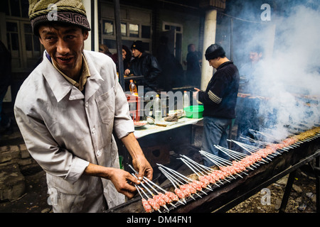 Schaschlik-Schaschlik-Anbieter auf Urgut Basar, Usbekistan Stockfoto