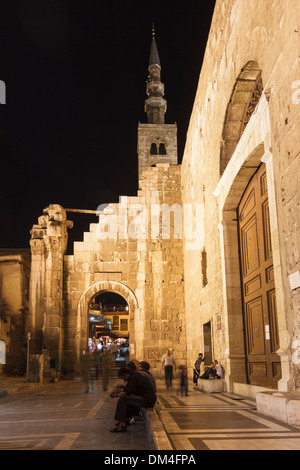 Männer sitzen in der Nacht an der hinteren Tür der Omayyad Moschee in Damaskus, Syrien Stockfoto