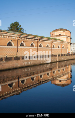 Russland, St. Petersburg, Gebäude spiegelt sich im Fluss Moyka Stockfoto