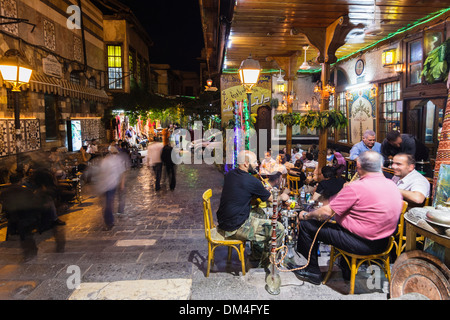 Männer rauchen Wasserpfeife outdoor bei Al Nawfara Kaffeehaus, Damaskus, Syrien Stockfoto