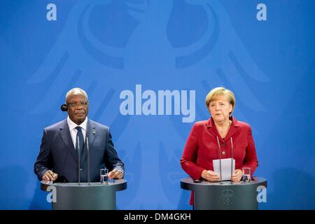 Berlin, Deutschland. 11. Dezember 2013. Angela Merkel, Bundeskanzlerin und Ibrahim Boubacar KeÌÄåøta, Präsident von Mali, geben eine gemeinsame Pressekonferenz in der Kanzlei in Berlin. / Bild: Angela Merkel, Bundeskanzlerin, in Berin, am 11. Dezember, 2013.Photo: Reynaldo Paganelli/NurPhoto © Reynaldo Paganelli/NurPhoto/ZUMAPRESS.com/Alamy Live-Nachrichten Stockfoto