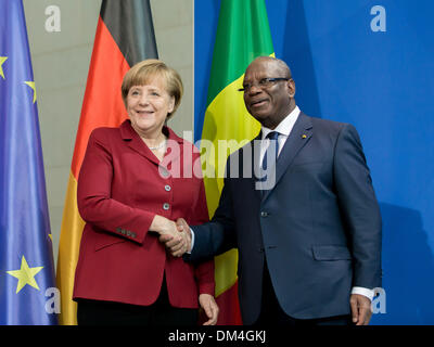 Berlin, Deutschland. 11. Dezember 2013. Angela Merkel, Bundeskanzlerin und Ibrahim Boubacar KeÃƒÂ¯ta, Präsident von Mali, geben eine gemeinsame Pressekonferenz in der Kanzlei in Berlin. / Bild: Angela Merkel, deutsche Chancellor.Photo: Reynaldo Paganelli/NurPhoto © Reynaldo Paganelli/NurPhoto/ZUMAPRESS.com/Alamy Live-Nachrichten Stockfoto