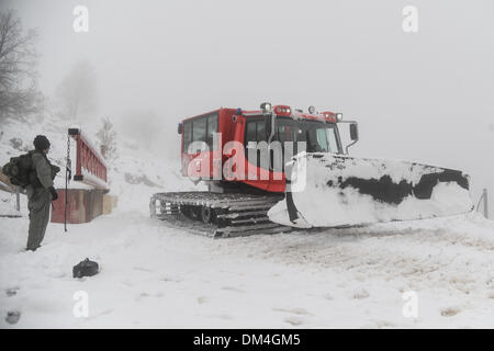 Golan-Höhen. 11. Dezember 2013. Ein Winter-Service-Fahrzeug führt vorbei an eines israelischen Soldaten auf der Einfassung Hermon in den Golan-Höhen, am 11. Dezember 2013. Am Mittwoch war es stürmisch in den meisten Israel und Schnee auf den Golanhöhen, und es wird in regelmäßigen Abständen in den nördlichen Golanhöhen, Schnee, mit Temperaturen weiter um 0 Grad Celsius fallen. Bildnachweis: JINI/Xinhua/Alamy Live-Nachrichten Stockfoto