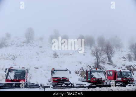 Golan-Höhen. 11. Dezember 2013. Winterdienst sind auf der Einfassung Hermon in den Golan-Höhen, am 11. Dezember 2013 gesehen. Am Mittwoch war es stürmisch in den meisten Israel und Schnee auf den Golanhöhen, und es wird in regelmäßigen Abständen in den nördlichen Golanhöhen, Schnee, mit Temperaturen weiter um 0 Grad Celsius fallen. Bildnachweis: JINI/Xinhua/Alamy Live-Nachrichten Stockfoto