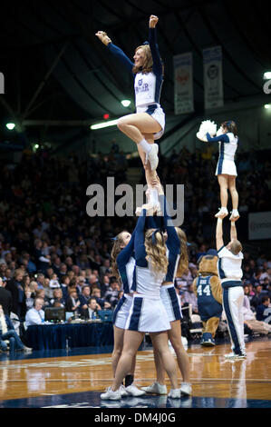 Butler Bulldogs gewinnen 72-49 gegen die Green Bay Phoenix im Hinkle Fieldhouse.  Shelvin Mack erzielte 14 Punkte. Gordon Hayward und Willie Veasley mit 13 und 10 Punkte. . Cheerleader. (Kredit-Bild: © Mike Taylor/Southcreek Global/ZUMApress.com) Stockfoto