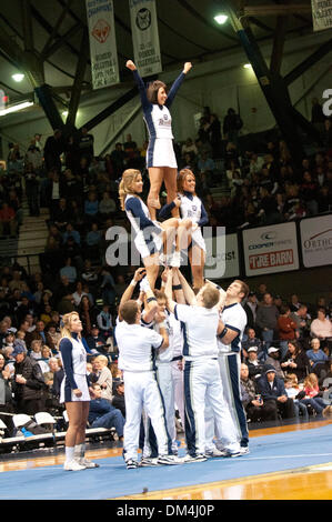 Butler Bulldogs gewinnen 72-49 gegen die Green Bay Phoenix im Hinkle Fieldhouse.  Shelvin Mack erzielte 14 Punkte. Gordon Hayward und Willie Veasley mit 13 und 10 Punkte. . Cheerleader. (Kredit-Bild: © Mike Taylor/Southcreek Global/ZUMApress.com) Stockfoto