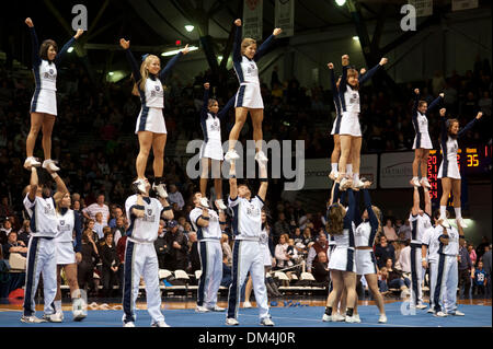 Butler Bulldogs gewinnen 72-49 gegen die Green Bay Phoenix im Hinkle Fieldhouse.  Shelvin Mack erzielte 14 Punkte. Gordon Hayward und Willie Veasley mit 13 und 10 Punkte. . Cheerleader. (Kredit-Bild: © Mike Taylor/Southcreek Global/ZUMApress.com) Stockfoto