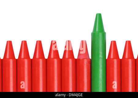 Grüne Kreide, die sich abheben von der Masse isoliert auf weißem Hintergrund Stockfoto