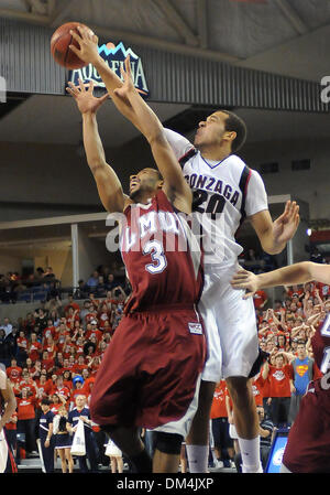 Gonzaga forward Elias Harris (20) kämpft für die Zugstufe mit Loyola Marymount gegeben Kalipinde (3) in der zweiten Hälfte der NCAA College-Basketball-Spiel im McCarthey Athletic Center in Spokane WA statt. Gonzaga gehe auf Niederlage Loyola Marymount mit einem Endstand von 85-69. (Kredit-Bild: © James Snook/Southcreek Global/ZUMApress.com) Stockfoto