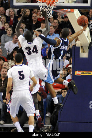 San Diego Guard Brandon Johnson (1) macht einem Korb über Gonzaga Bol Kong (34) und g.j. Vilarino während der ersten Hälfte eine NCAA College Basketball-Spiel im McCarthey Athletic Center in Spokane WA statt. James Snook / Southcreek Global (Kredit-Bild: © James Snook/Southcreek Global/ZUMApress.com) Stockfoto