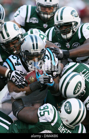 29. November 2009 - East Rutherford, New Jersey, USA - 29. November 2009: Carolina Panthers Runningback DeAngelo Williams #34 ist umgeben von Jets Verteidiger während des Spiels zwischen den Carolina Panthers und der New York Jets im Meadowlands Sports Complex in East Rutherford, New Jersey.  Die Jets besiegt die Panthers 17-6..Mandatory Credit - Alan Maglaque / globale Southcreek (Credit Imag Stockfoto