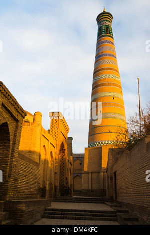 Minarett der Islam-Glaubensgemeinschaft Madrassa. Chiwa, Usbekistan Stockfoto