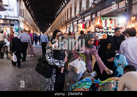 Arabische Frauen Einkaufen in Al Hamidiyah Souq, Damaskus, Syrien Stockfoto