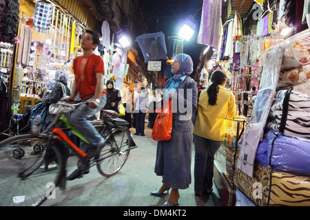 Junge mit dem Fahrrad und Menschen beim Einkaufen in Al Hamadiyya Souq. Damaskus, Syrien Stockfoto