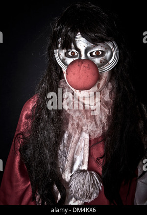 Nicht identifizierbare Frau in Halloween clown Kostüm mit gemalten Augen Stockfoto