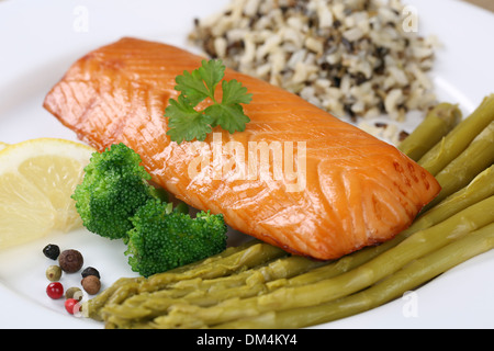 Zubereiteten Lachs Fisch auf einem Teller serviert mit Gemüse Stockfoto