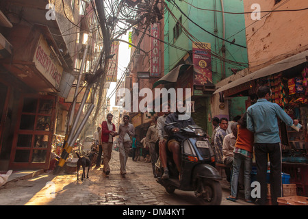 Enge Gassen voller Leben und Interaktion im Bezirk Paharganj in Neu-Delhi, Indien Stockfoto