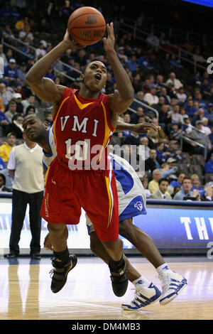 12. Dezember 2009 - Newark, New Jersey, USA - 12. Dezember 2009: Virginia Military Guard Austin Kenon #10 ist verschmutzt, wie He Triebe während der Spielaktion zwischen VMI Keydet und Seton Hall Pirates im Prudential Center in Newark, New Jersey statt. Seton Hall Pirates besiegten die VMI Keydets 134-107. . Obligatorische Credit: Alan Maglaque / Southcreek Global (Kredit-Bild: © Southcreek G Stockfoto