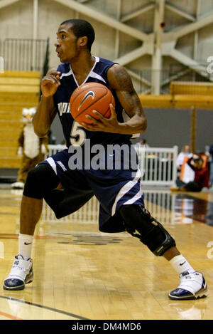 16. Dezember 2009 - Princeton, New Jersey, USA - 16. Dezember 2009: Monmouth Schutzvorrichtung Whitney Coleman #5 setzt das Spiel während der Spielaktion zwischen die Monmouth Hawks und Princeton Tigers am Jadwin Gymnasium in Princeton, New Jersey statt. Die Monmouth Hawks Wanderwege die Princeton Tigers 20-17 bei der Hälfte. . Obligatorische Credit: Alan Maglaque / Southcreek Global (Kredit-Bild: © Southcreek Stockfoto