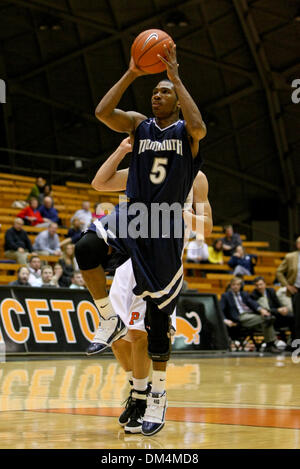 16. Dezember 2009 - Princeton, New Jersey, USA - 16. Dezember 2009: Monmouth Schutzvorrichtung Whitney Coleman #5 treibt die Spur während der Spielaktion zwischen die Monmouth Hawks und Princeton Tigers am Jadwin Gymnasium in Princeton, New Jersey statt. Die Monmouth Hawks Wanderwege die Princeton Tigers 20-17 bei der Hälfte. . Obligatorische Credit: Alan Maglaque / Southcreek Global (Kredit-Bild: © Southcreek Stockfoto